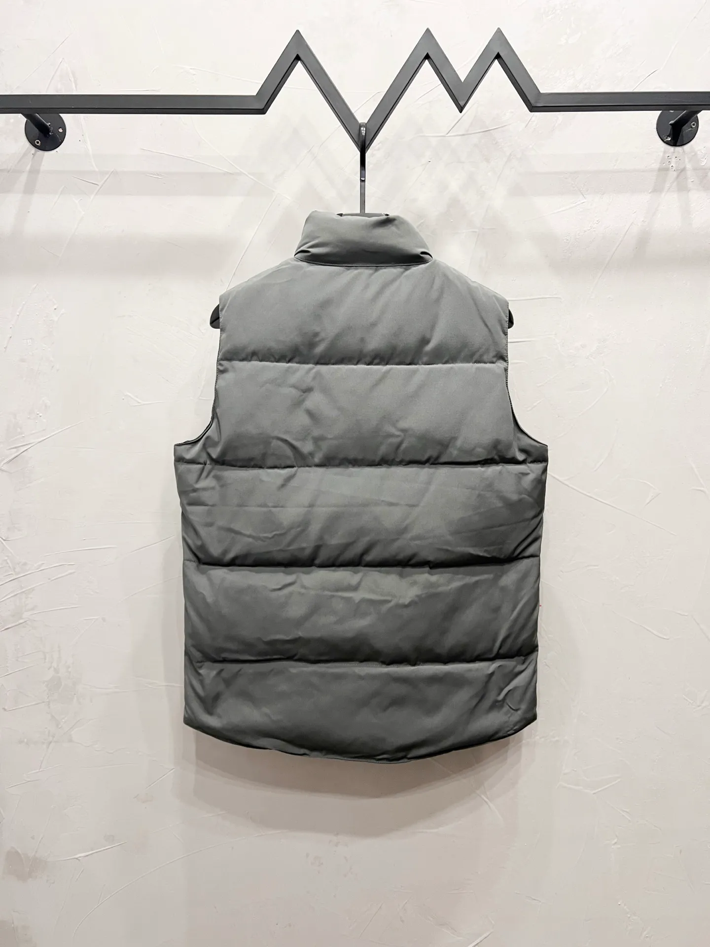 P330 model number: YC28 Canada goose/Canada Goose 4154M Freestyle Crew down vest, using international 50 down, genuine original clothing, pay attention to the version, YKK double zipper, velvet on the back collar, more warm, zippered hidden pocket on the inside, genuine mesh pockets on the inside. If you need to compare with the genuine product, check it out at any time. Accessories are all customized from the original factory. The fabric is molded and customized according to the original version. It can be restored by kneading it at will (fabric interpretation: the harder the fabric, the better the waterproof performance. Only those who buy the latest authentic version this year will notice the softness and comfort of the fabric. Soft fabrics are waterproof and have memory rebound function, which is the authentic fabric). The down is synchronized with genuine white duck down, fluffy and not clumps. The original version of Big Goose is white duck down. It is not the goose down boasted by the world's random copywriting. It can be verified through any official channel. Customized authentic YKK double zipper military-grade copper core zipper puller. High hardness and no jamming. The original smoothness is restored. The workmanship and wiring are all controlled by workers with more than ten years of service. They must be horizontal and vertical. No crookedness. The inner wiring density is more sophisticated. Feel free to compare. Big goose label. Collar label. Washed label. Hangtag. Zipper rope. Pocket label. Collar velvet. Buttons. All details are updated simultaneously with the original version. The best version. A fighter in a world-famous vest. Compare to the entire network. Color: Black White Navy Blue Gray Gray Gray Label Size: S-XXL